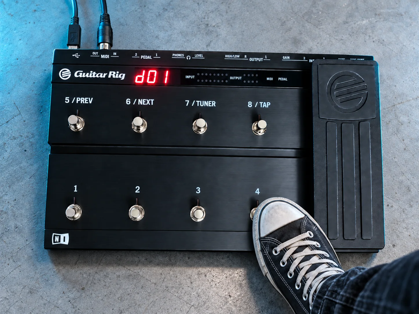 Revived Rig Kontrol 3 concept with USB, MIDI OUT, active display and a sneaker pressing switch 4